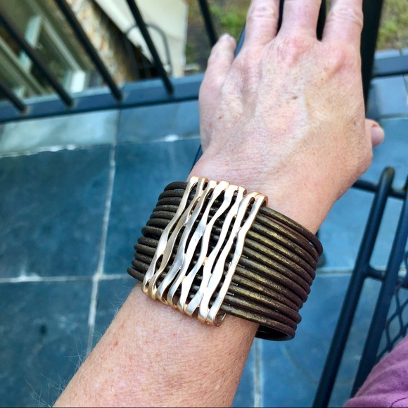 HP#1 😃LEATHER AND GOLD TONE METAL CUFF BRACELET!! - Picture 7 of 7